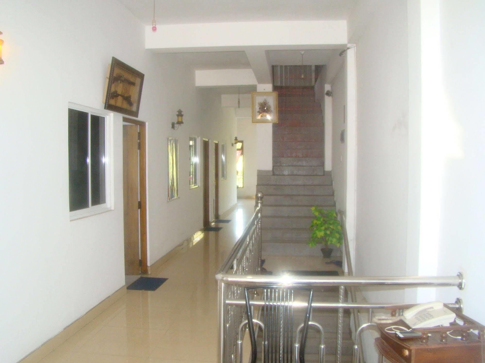 Down Town Hotel Ponnarankulama ภายนอก รูปภาพ
